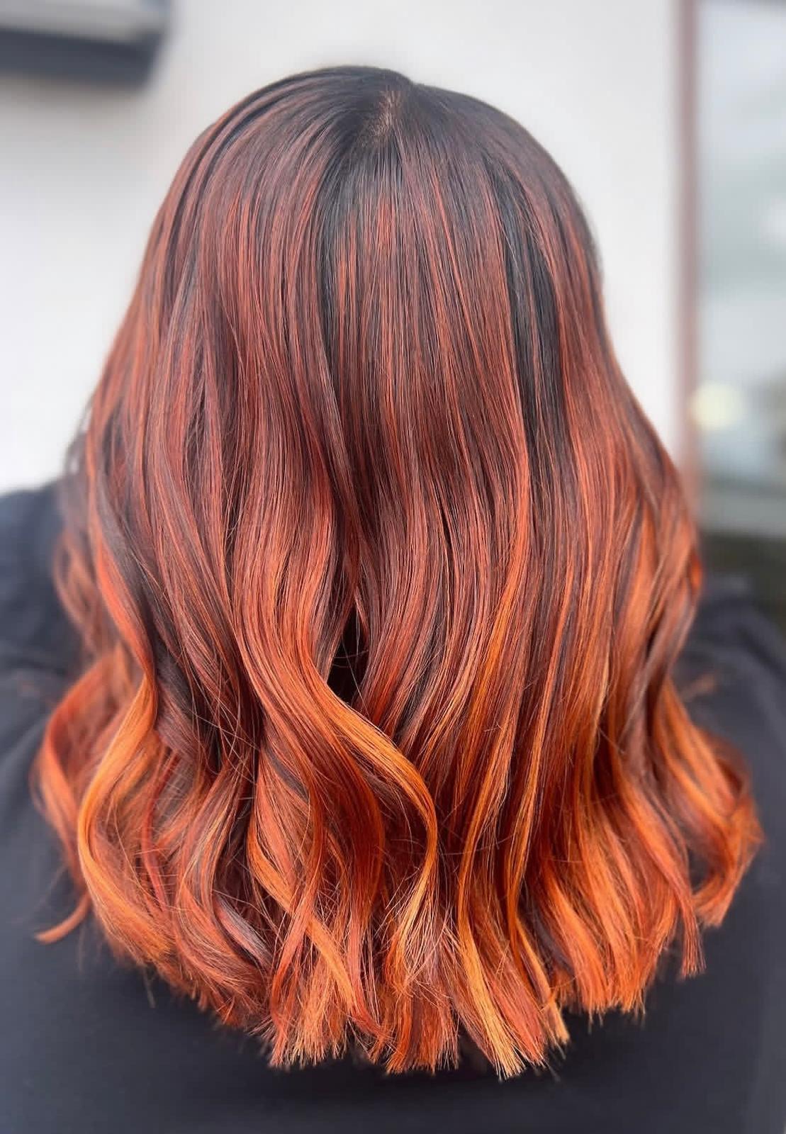 Platinblond, glatt gestylt